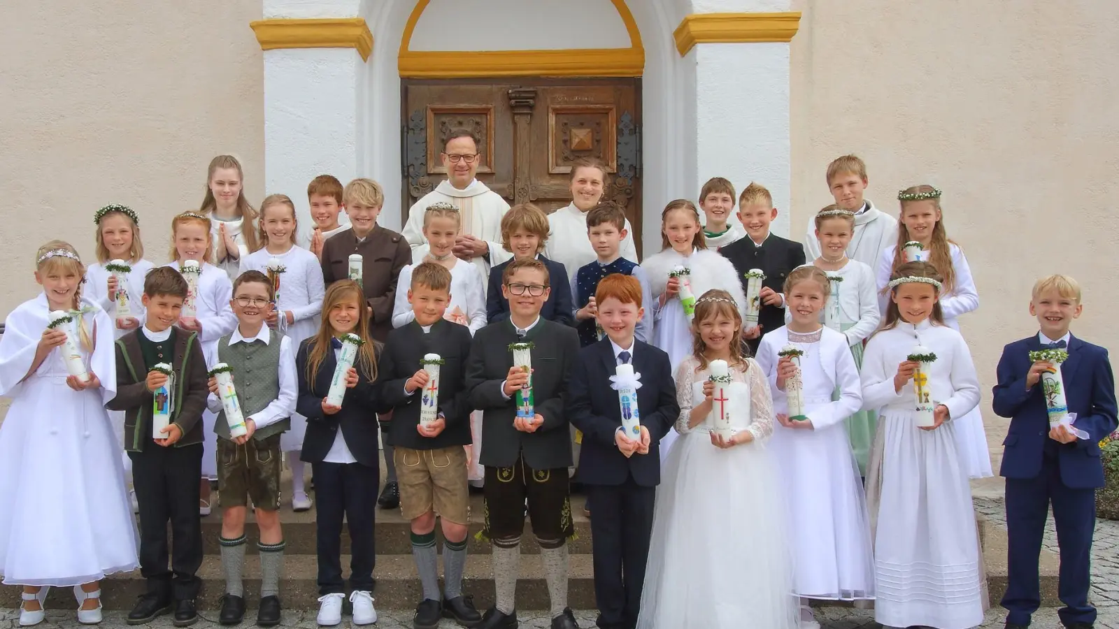 In Frauenneuharting feierten zahlreiche Buben und Mädchen ihre Erstkommunion. Ein großes Fest für die ganze Familie. (Foto: Linn Oehmig )