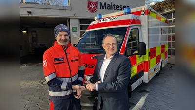 Malteser-Diözesangeschäftsführer Christoph Friedrich (rechts) übergibt das neue Einsatzfahrzeug an Wachleiter Sebastian Moser. (Foto: Horlemann/Malteser)