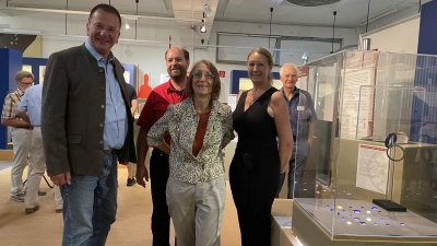 Oberbürgermeister Andreas Haas, Marcus Guckenbiehl und Sabine Mayer (v.l.) freuen sich über die Sonderausstellung mit den Lesefunden von Anita Jensen (Mitte) im Zeit+Raum-Museum. (Foto: pst)
