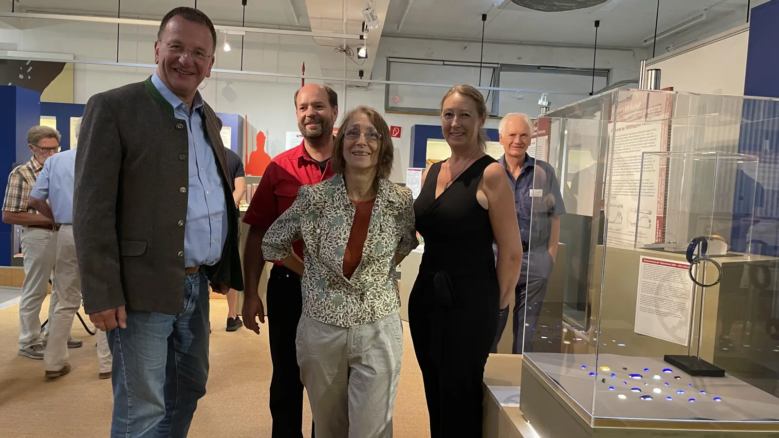 Oberbürgermeister Andreas Haas, Marcus Guckenbiehl und Sabine Mayer (v.l.) freuen sich über die Sonderausstellung mit den Lesefunden von Anita Jensen (Mitte) im Zeit+Raum-Museum. (Foto: pst)