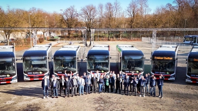 Andreas Voigt und Dominik Schwegler (Geschäftsführung der Freisinger Stadtwerke) mit Fahrern. (Foto: Felix Matthey)