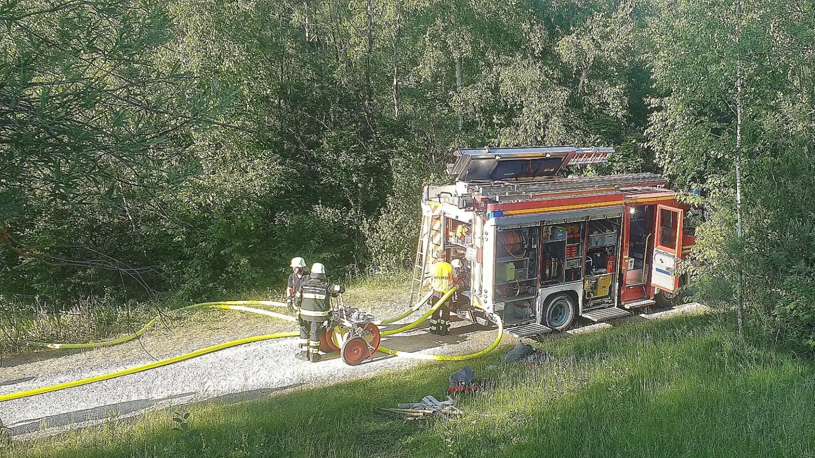Die Einsatzkräfte mussten sich ihren Weg zur Brandstelle in unzugänglichem Gelände erst freikämpfen. (Foto: Robert Bösl)
