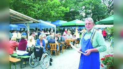 Hans Kenst vom Sparverein Allach-Untermenzing war mit dem Verlauf des diesjährigen Allacher Weinfestes zufrieden. Rund 500 Besucher kamen und „das Wetter hat gepasst”. (Foto: ls)