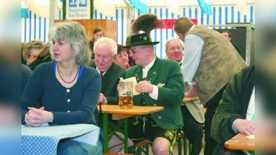 Tracht und Gamsbart gibt es nicht nur am Aschermittwoch bei der CSU, sondern auch beim „Politischen Frühschoppen“ der SPD im Fürstenrieder Festzelt. Hinter dem Trachtler sitzend: der Vorsitzende der SPD-Stadtratsfraktion Helmut Schmid. (Foto: tg)