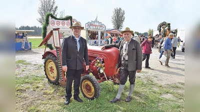 Kreisheimatpfleger Rolf Katzendobler (links) mit dem stolzen Besitzer Herbert Baumann. 	 (Foto: privat)