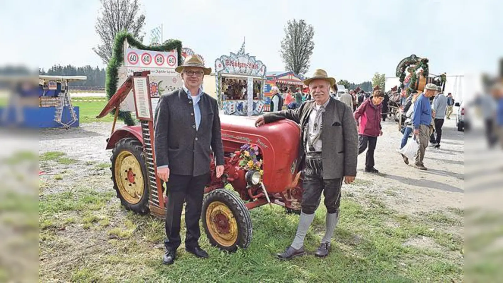 Kreisheimatpfleger Rolf Katzendobler (links) mit dem stolzen Besitzer Herbert Baumann. 	 (Foto: privat)