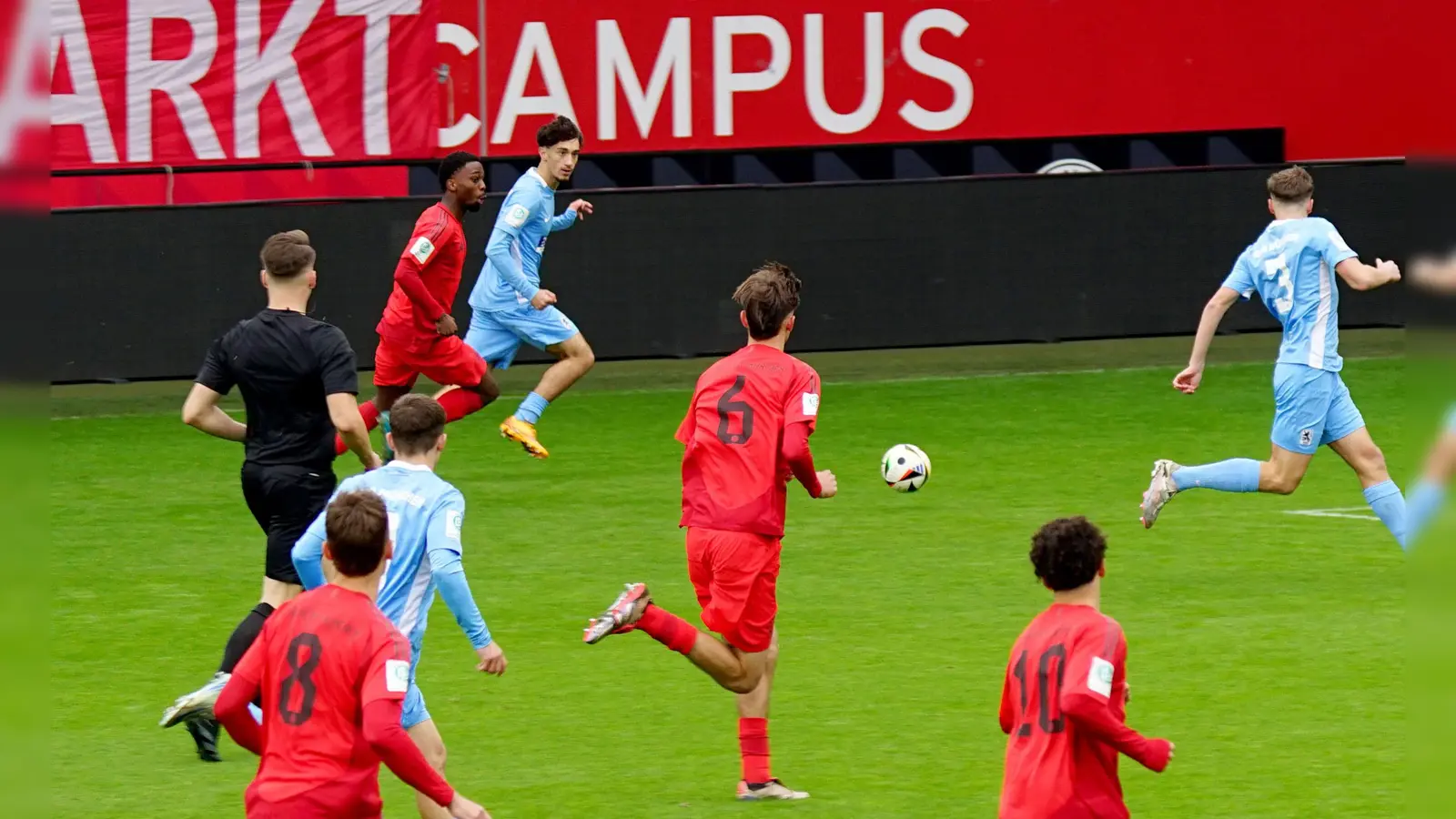 Spätes Glück: Rot gegen Blau. (Foto: Joachim Mentel)