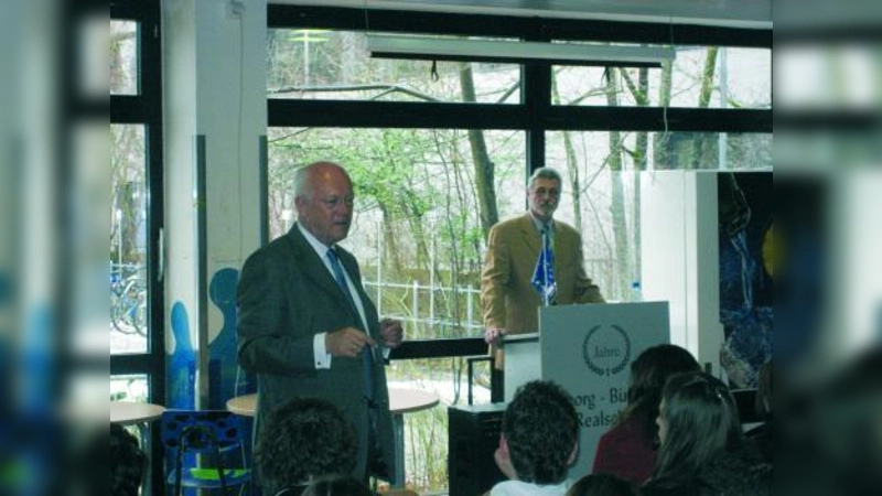 Hans-Peter Uhl (l.) im Sozialkundeunterrricht der Georg-Büchner-Realschule. Der Bundestagsabgeordnete antwortete auf Fragen, die sich die Schüler gemeinsam mit ihrem Sozialkundelehrer Heinz Bukold (r.) überlegt hatten. (Foto: pi)