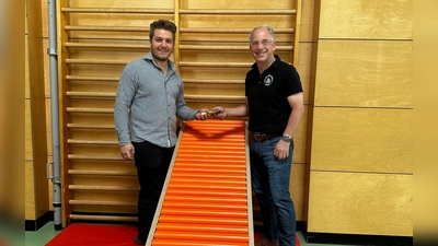 CSU Vorsitzender Ben Wegscheider mit TSV Vorstand Klaus Rottmann, bei der Übergabe der gesammelten Gelder.  (Foto: Ben Wegscheider/CSU Neuried)