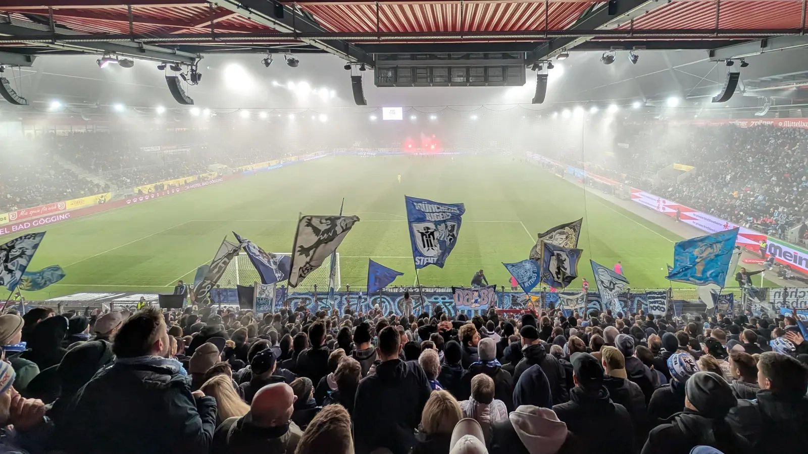 Enttäuscht im Nebel: Löwenanhang in Regensburg. (Foto: M. Forster)