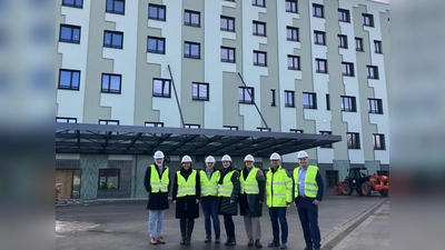 Bei der Besichtigung vor dem neuen Gebäude der München Klinik Harlaching, die Ende 2025 bezogen werden soll: Dr. Götz Brodermann (MüK), Brgm. Verena Dietl, MüK-Bauchef Michael Bergmann-Mitzel, Petra Geistberger (MüK), Dr. Susanne Herrmann (stv. Leiterin GSR), MüK-Projektleiter Neubau Harlaching Michael Kapfhammer und Dr. Tim Guderjahn (MüK).<br>  (Foto: München Klinik.)