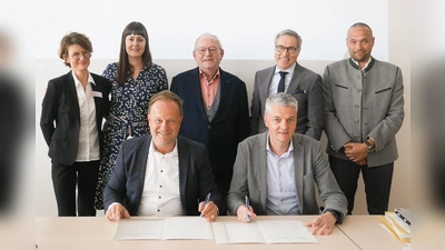  Bei der Vertragsunterzeichnung für die Verlängerung der Hospizinsel: (v.l.) Brit Demuth, Cornelia Alheid, Landrat Robert Niedergesäß, Hubert Radan, Clemens Kraus, Christian Salberg und Jochen Specht. (Foto: Landratsamt Ebersberg)