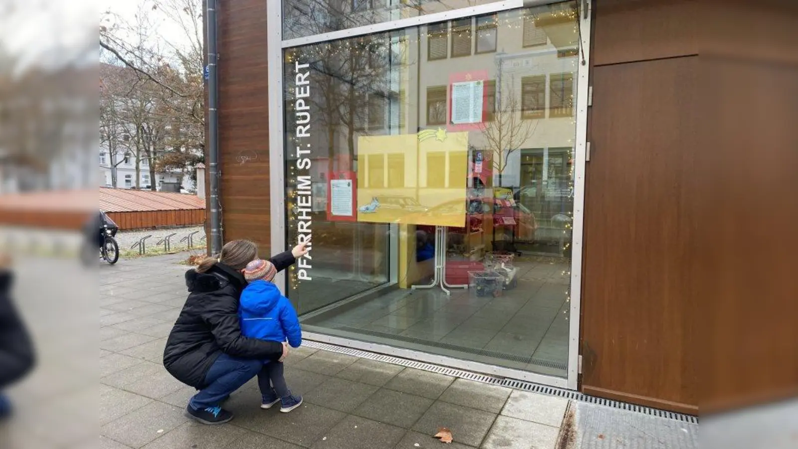 Vamuki e.V. hat seinen Adventskalender geöffnet, der im Fenster des Pfarrheims von St. Rupert zu bestaunen ist. (Foto: Vamuki)