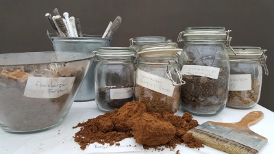 Trisha Kanellopoulos malt mit selbst hergestellten Naturfarben basierend auf Erden aus aller Welt. (Foto: VA)