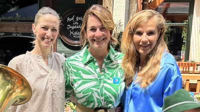 Die Allacher Buam mit Dorothee Schlereth, Natalie Schmid und Claudia Sauter. (Foto: Verein)