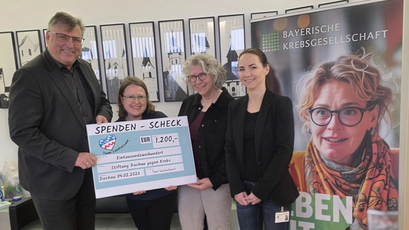 Landrat Stefan Löwl überreichte den symbolischen Spendenscheck. (Foto: LRA, Melitta Fischer)