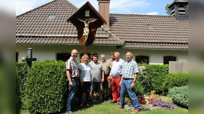Freuen sich über das sanierte Holzkreuz: Mitarbeiter vom städtischen Betriebshof, Restaurator Markus Pfister, Erste Bürgermeisterin Eva John , Kirchenpfleger Wolfgang Wittmann und Eugen Hartmann, Sprecher der Kirchenverwaltung. (Foto: Stadt Starnberg)
