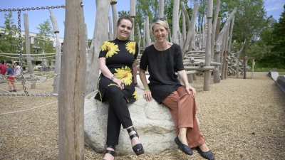 Baureferentin Jeanne-Marie Ehbauer (links) und Bürgermeisterin Katrin Habenschaden auf dem neuen Spielplatz Biberburg. (Foto: Landeshauptstadt München/Stefan M. Prager)