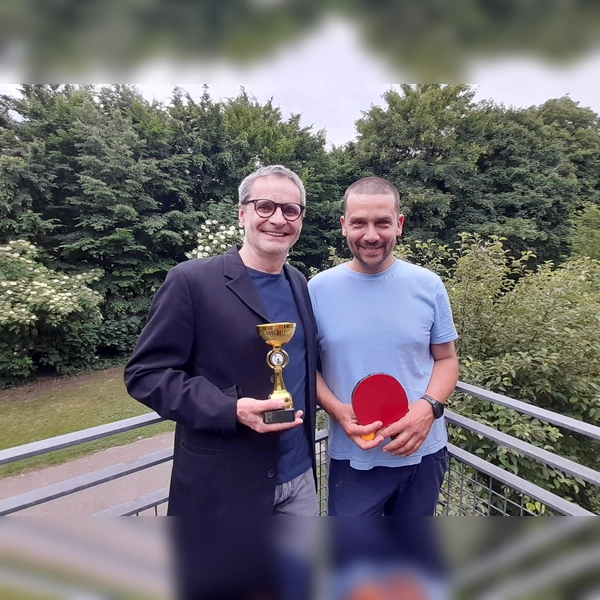Michael Czisch (links im Bild) und Michael Schelle vom Bezirksausschuss Schwanthalerhöhe (BA 8) werden heuer zum vierten Mal den Gewinner des Westend Tischtennis-Cups mit einem Pokal ehren. (Foto: kö)