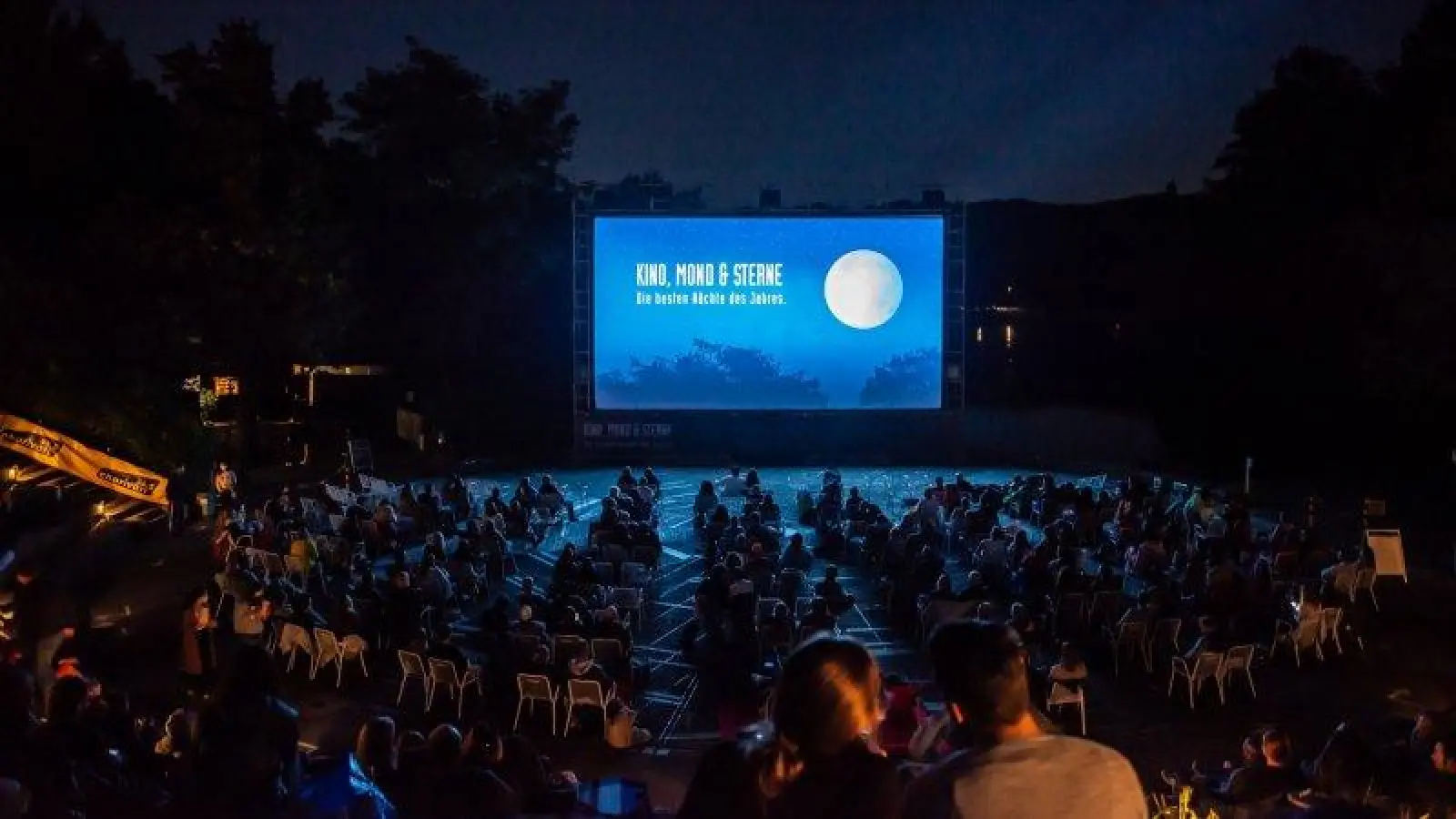 In diesem Jahr ist die Besucherkapazität auf der Seebühne beim Kino-Open-Air arg reduziert. (Foto: Kino, Mond & Sterne)