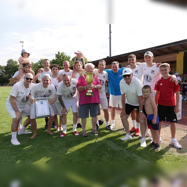 Das Team „TSV Grasbrunn Tripple Aufsteiger“ sicherte sich den zum ersten Mal ausgespielten Wanderpokal. (Foto: Gemeinde Grasbrunn)