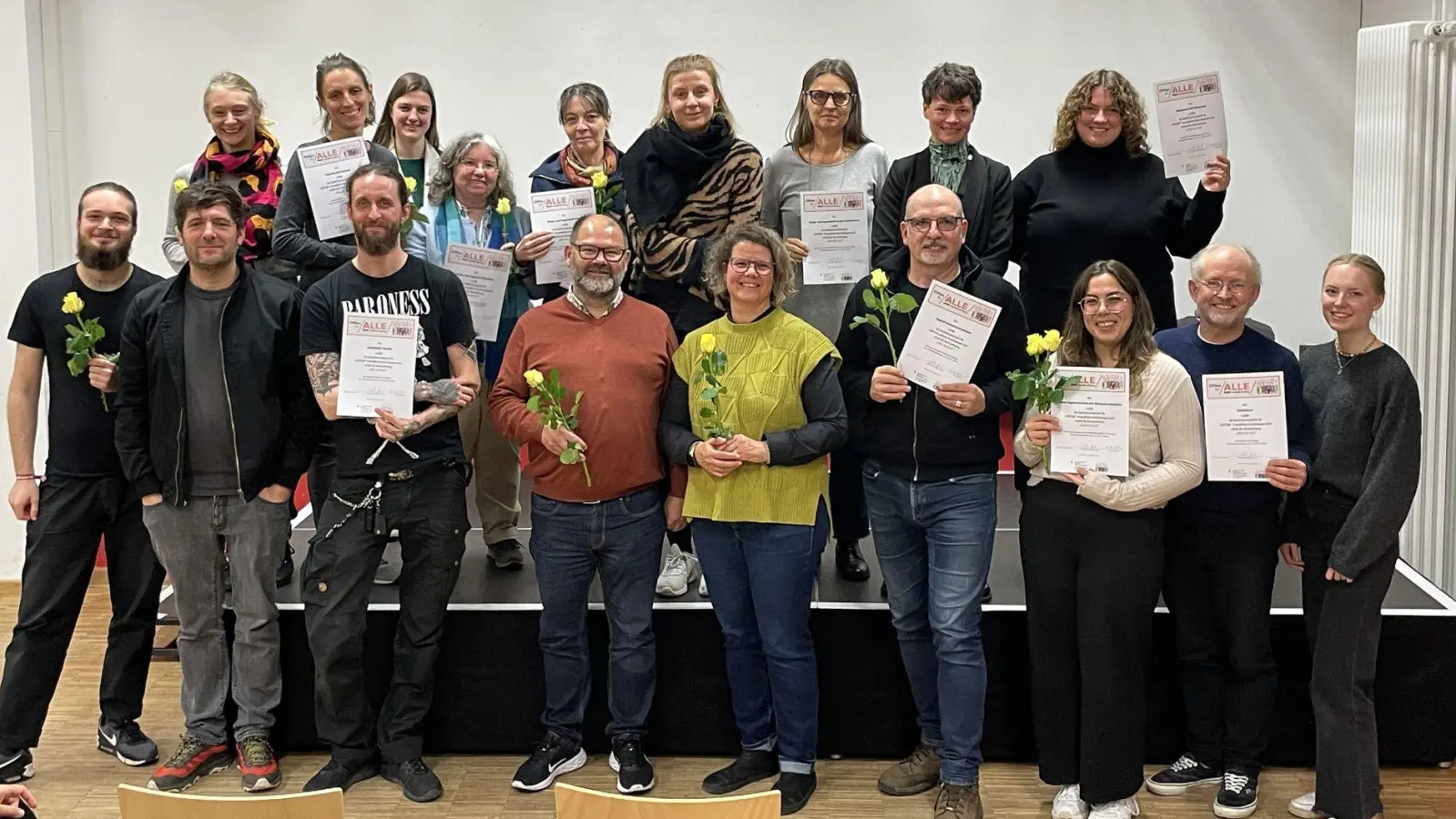 Stadträtin Marion Lüttig (vorne Mitte) hat elf LGBTQIA* -freundliche Einrichtungen für Kinder und Jugendliche ausgezeichnet. Damit tragen jetzt insgesamt 31 Münchner Kinder- und Jugendtreffs das Siegel „Offen für ALLE“. (Foto: KJR)