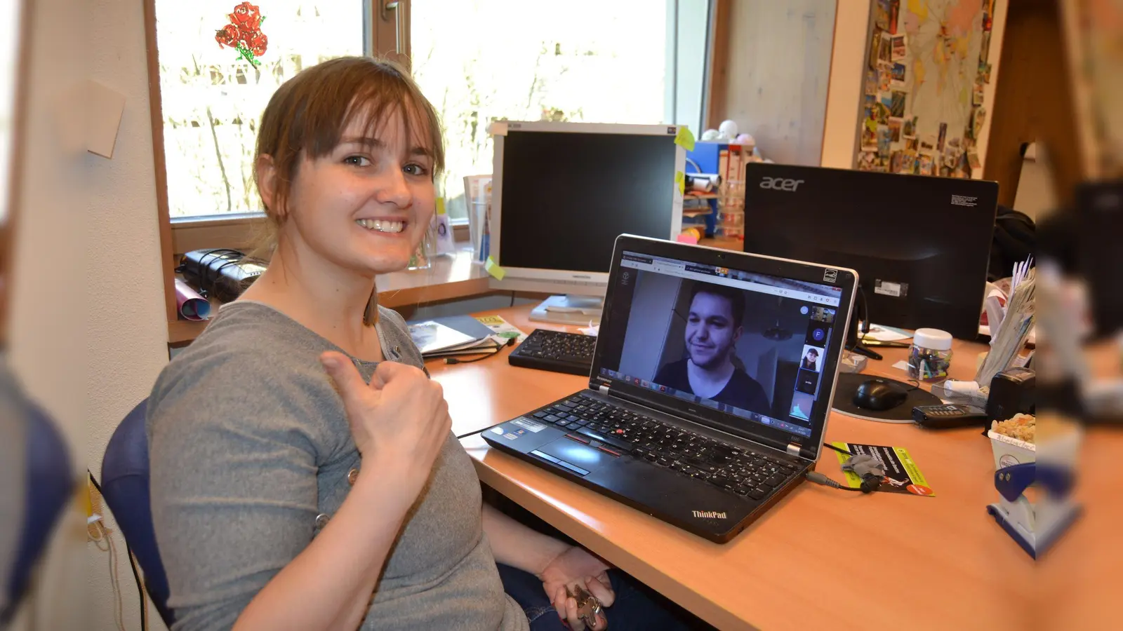 Per Videochat halten die Mitarbeiter der verschiedenen Münchner Jugendtreffs den Kontakt zu den Jugendlichen, wie hier exemplarisch die Medienpädagogin Andrea Mittermeier im Laimer Jugendzentrum mit Abenteuerspielplatz. (Foto: KJR)