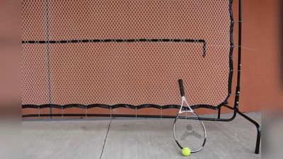 An der hauseigenen Tenniswand der Feierwerk Funktions Tennis üben. (Foto: Feierwerk)