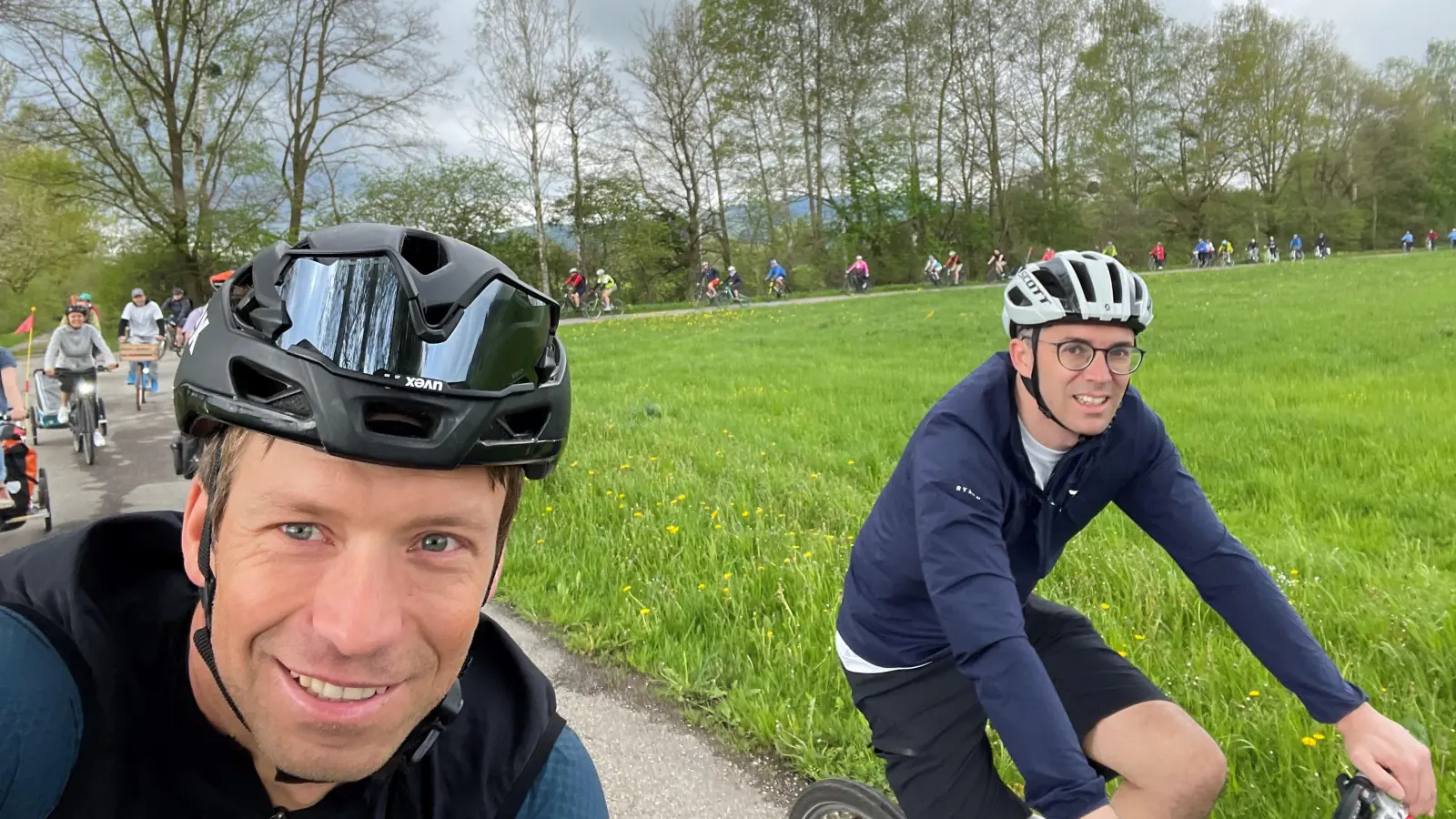Rund 60 Radlbegeisterte begaben sich nach Polling. Vorneweg: Triathlet Lukas Krämer (links) und Bürgermeister Frank Zellner. (Foto: Markt Peißenberg)