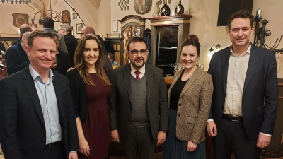 „Uns ist es ernst mit dem Kampf gegen Rechtsextreme, AfD und Nazis. Aber wir lassen uns nicht für unsere bürgerlichen Überzeugungen diffamieren!” Hans Theiss (Vorsitzender CSU München Mitte), Tina Pickert (Kandidatin für die Europa-Wahl), Klaus Holetschek (CSU-Fraktionsvorsitzender im Bayerischen Landtag), Veronika Mirlach (Vorsitzende CSU München Süd) sowie Georg Eisenreich, Justizminister und Vorsitzender der CSU München (von links) beim Neujahrsempfang. (Foto: Thomas Reiner)