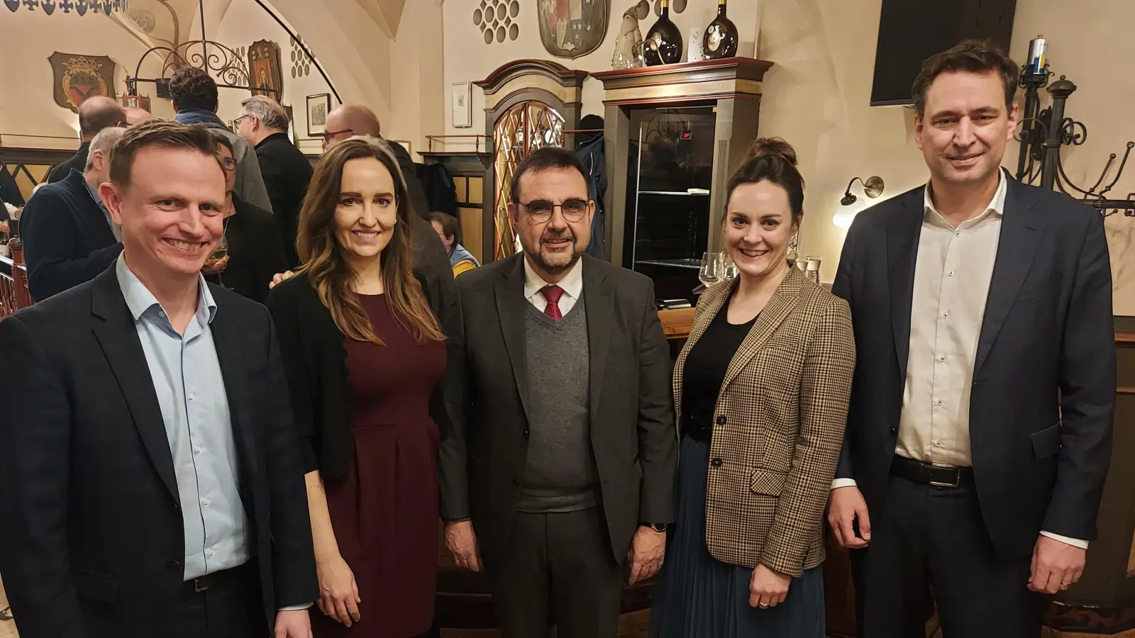 „Uns ist es ernst mit dem Kampf gegen Rechtsextreme, AfD und Nazis. Aber wir lassen uns nicht für unsere bürgerlichen Überzeugungen diffamieren!” Hans Theiss (Vorsitzender CSU München Mitte), Tina Pickert (Kandidatin für die Europa-Wahl), Klaus Holetschek (CSU-Fraktionsvorsitzender im Bayerischen Landtag), Veronika Mirlach (Vorsitzende CSU München Süd) sowie Georg Eisenreich, Justizminister und Vorsitzender der CSU München (von links) beim Neujahrsempfang. (Foto: Thomas Reiner)