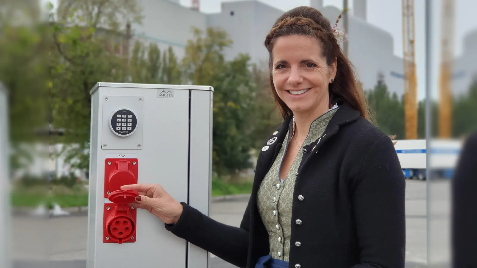 „Die Kühlung läuft ohne Aggregat weiter. Das spart den Lieferant*innen Diesel und reduziert Lärm und Abgase in der Umgebung”, erklärt Kommunalreferentin Kristina Frank an den neuen Ladesäulen. (Foto: Kommunalreferat)
