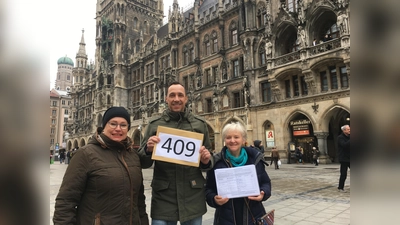 Anwohner bei der Übergabe bisher gesammelten Unterschriften im Münchner Rathaus. Von links: Marina Scheffler, Holger Breit und Uli Kneppeck. (Foto: Bürgerinitiative Bolzplatz Adam-Berg-Straße)