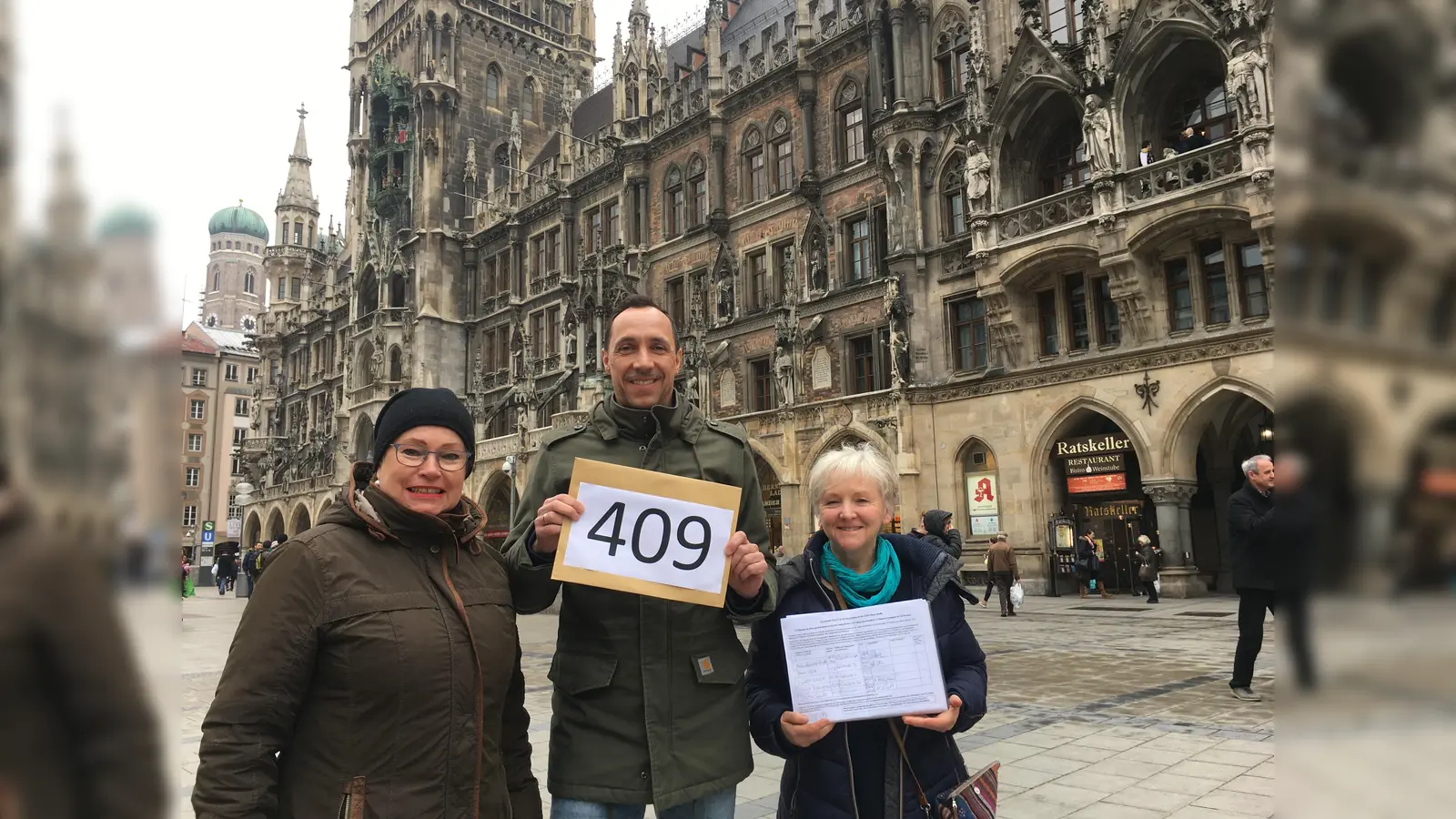 Anwohner bei der Übergabe bisher gesammelten Unterschriften im Münchner Rathaus. Von links: Marina Scheffler, Holger Breit und Uli Kneppeck. (Foto: Bürgerinitiative Bolzplatz Adam-Berg-Straße)