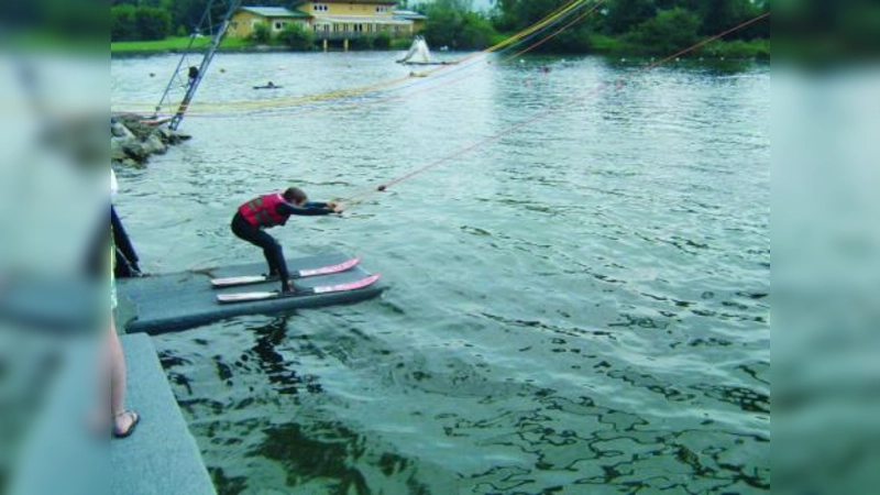 Am letzten Juli-Wochenende fuhr das Rennteam der Bergsportabteilung des TSV Eintracht Karlsfeld zum Wasserskifahren nach Kiefersfelden an den Hödenauer See. (Foto: pi)