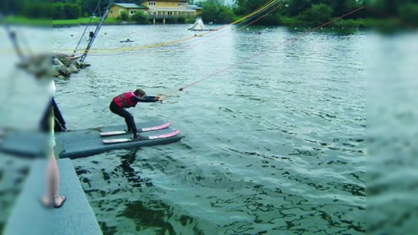 Am letzten Juli-Wochenende fuhr das Rennteam der Bergsportabteilung des TSV Eintracht Karlsfeld zum Wasserskifahren nach Kiefersfelden an den Hödenauer See. (Foto: pi)