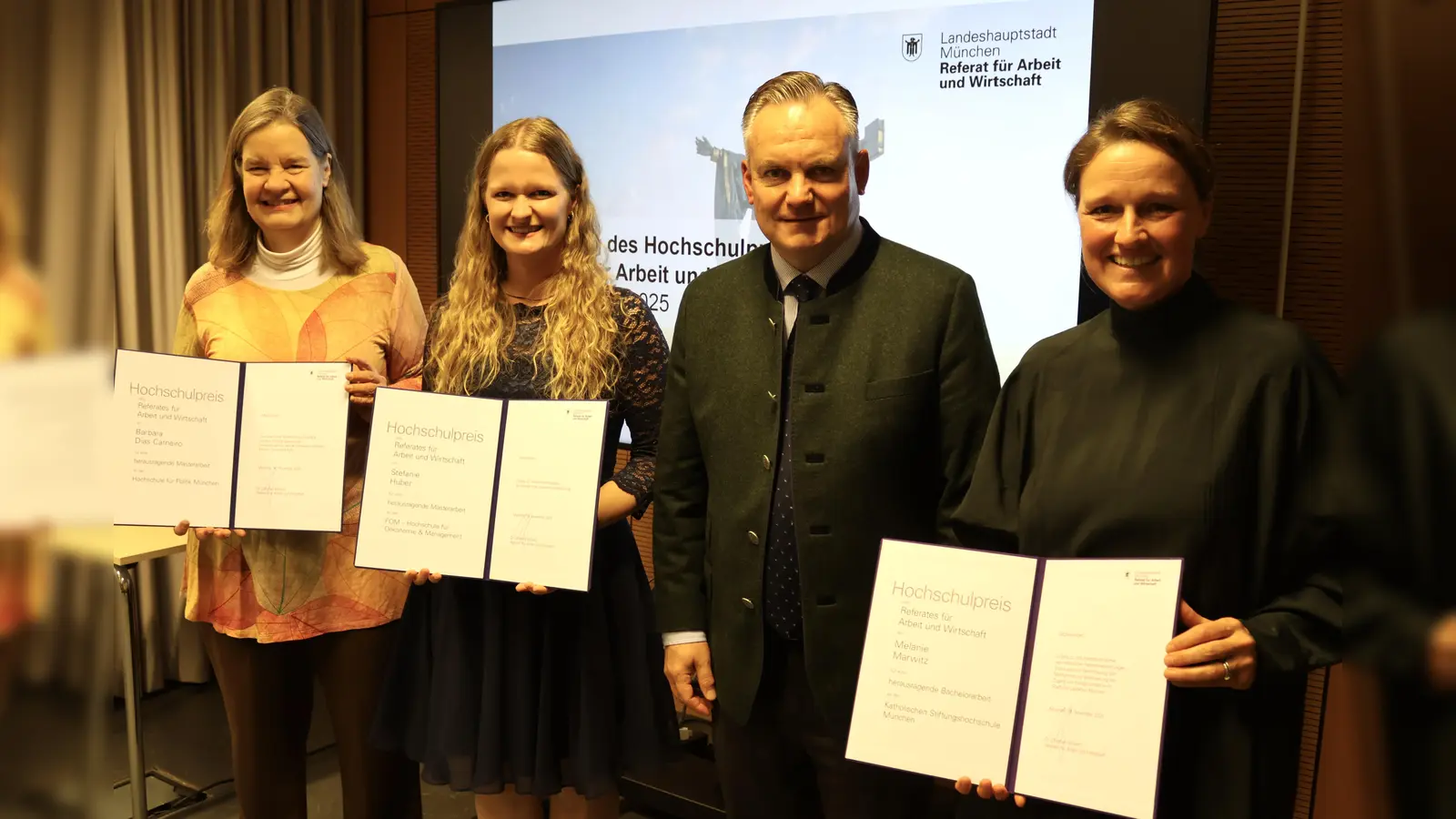 Dr. Christian Scharpf, Referent für Arbeit und Wirtschaft, beglückwünscht (v.l.) Prof. Dr. Miranda Schreurs von der HfPol (stellvertretend für die Preisträgerin Barbara Dias Carneiro) und die Preisträgerinnen Stefanie Huber (FOM) und Melanie Marwitz (KSH). (Foto: Referat für Arbeit und Wirtschaft)