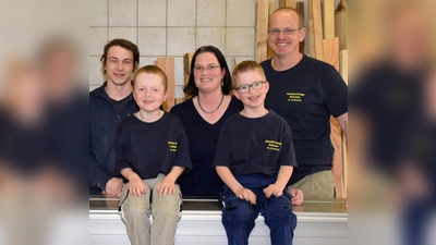 Christian und Melanie Knopp mit ihren Söhnen Simon und Lukas, Geselle Jannik. (Foto: Neumann)