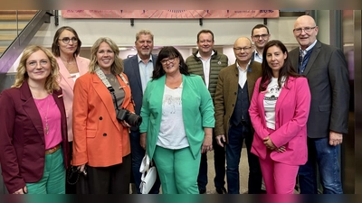 Frauen-Netzwerk mit Rückhalt der Würmtaler Bürgermeister (von rechts): Rudolph Haux (Bürgermeister Krailling), Sarah Bauer, Markus Deschner (Bürgermeister Gauting), Hermann Nafziger (Bürgermeister Planegg), Peter Köstler (Bürgermeister Gräfelfing), Heidelinde Bothe, Harald Zipfel (Bürgermeister Neuried), Andrea Stadelmann, Solveig Butzert und Kerstin Keysers. (Foto: Ulrike Seiffert)