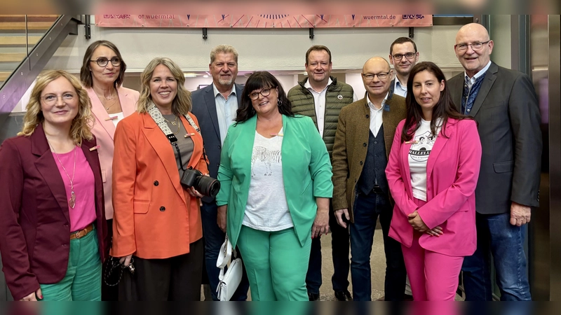 Frauen-Netzwerk mit Rückhalt der Würmtaler Bürgermeister (von rechts): Rudolph Haux (Bürgermeister Krailling), Sarah Bauer, Markus Deschner (Bürgermeister Gauting), Hermann Nafziger (Bürgermeister Planegg), Peter Köstler (Bürgermeister Gräfelfing), Heidelinde Bothe, Harald Zipfel (Bürgermeister Neuried), Andrea Stadelmann, Solveig Butzert und Kerstin Keysers. (Foto: Ulrike Seiffert)