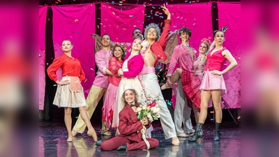 Die Tänzerinnen und Tänzer adaptieren Shakespeares Komödie zu einem burlesk-verspielten Tanzstück. (Foto: Tanzforum München)