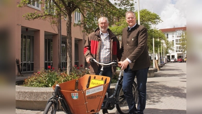 Sichtbar entlastet: Der städtische Fahrradbeauftragte Rudi Naisar (links) und der Erste Bürgermeister Dr. Dietmar Gruchmann. (Foto: Stadt Garching)
