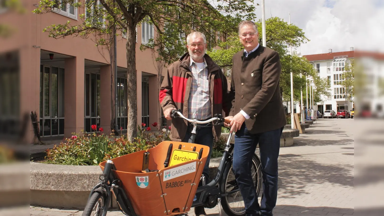 Sichtbar entlastet: Der städtische Fahrradbeauftragte Rudi Naisar (links) und der Erste Bürgermeister Dr. Dietmar Gruchmann. (Foto: Stadt Garching)