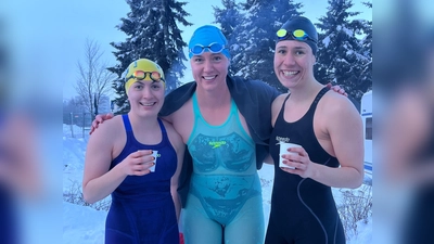 Mareike Förster (Mitte) holte sich Weltmeistertitel und schwamm außerdem Weltrekord. Beim Eisschwimmen waren zudem Christina Gockeln (l.) und Sonja Opitz dabei (alle Altersklasse 40). (Foto: Luisa Lang)
