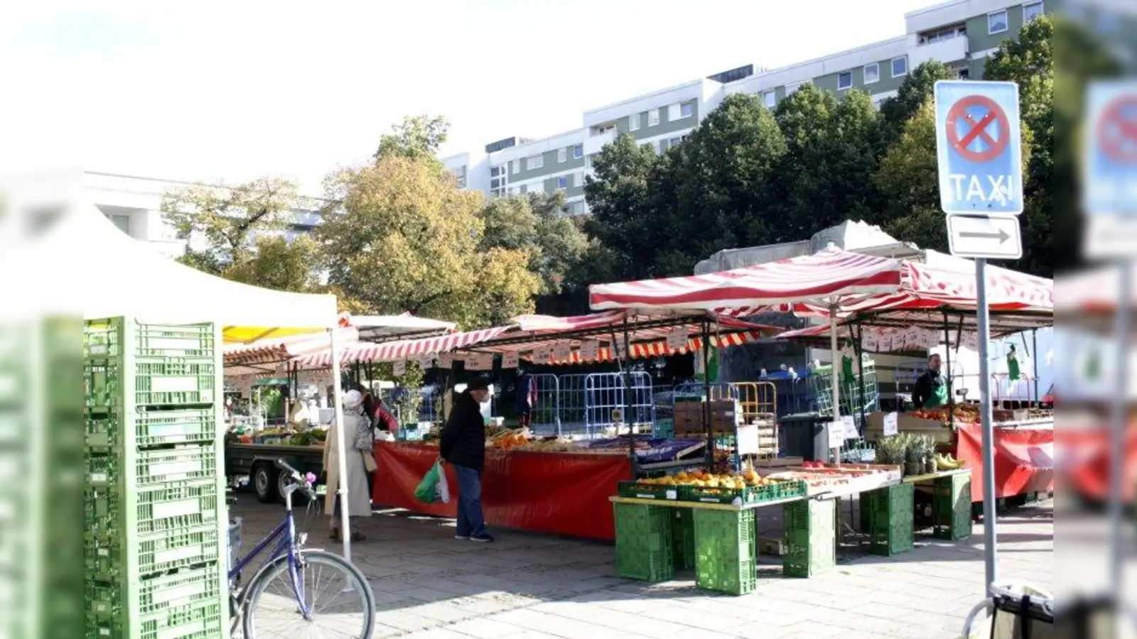 U.a. samstags von 7 bis 13 Uhr ist Wochenmarkt auf dem Schweizer Platz. Er ist der erfolgreichste in München, sagt das städt. Baureferat. (Foto: job)