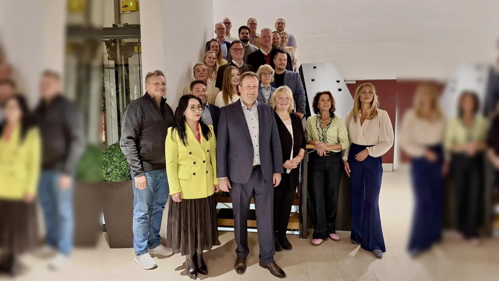 Peter Köstler (Mitte) ist einstimmig zum Bürgermeisterkandidaten der CSU Gräfelfing gewählt worden. Auch die CSU-Gemeinderatskandidaten stehen fest: Paritätisch zwölf Frauen und zwölf Männer wurden aufgestellt. (Foto: Tanja Appelmann)