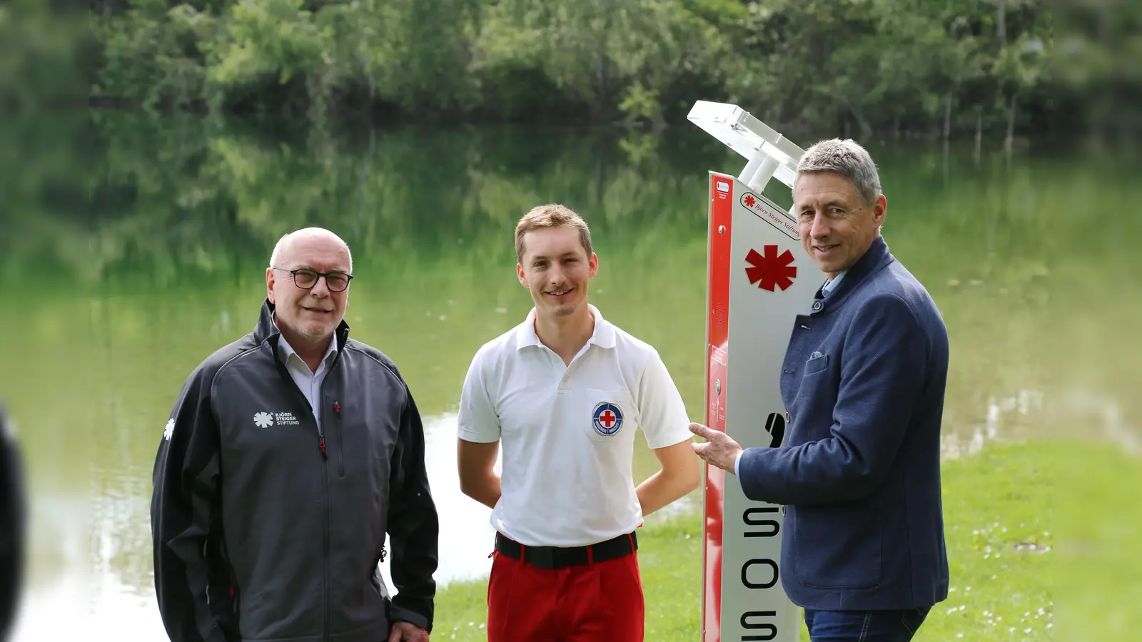 Haben die neuen Notrufsäulen getestet und für gut befunden (v.&nbsp;r.): Bürgermeister Christoph Böck, Dennis Poyda, Vorstand der Wasserwacht Lohhof und Kay-Uwe Kopenhagen von der Björn Steiger Stiftung. (Foto: Stadt USH)