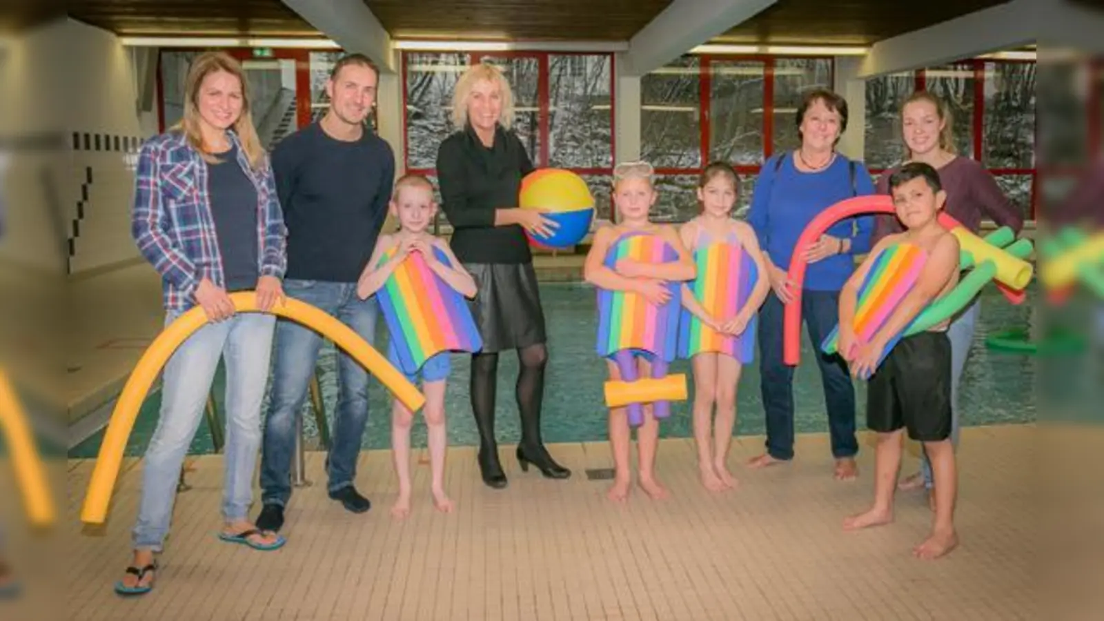 Petra Kienbacher, Sante Ciavarella, Bürgermeisterin Gabriele Müller, Juliane Dworzak und Katharina Roeger mit einigen der Schwimmschülern.  (Foto: Gemeinde Haar)