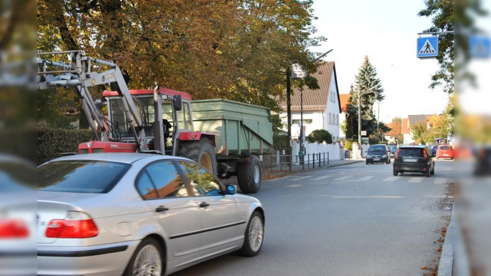 In der Aubinger Ubostraße gibt es noch etliche Bauernhöfe mit großen landwirtschaftlichen Fahrzeugen – da wird der Straßenraum manchmal ganz schön knapp, insbesondere wenn auf beiden Seiten das Parken erlaubt ist. (Foto: Eva Schraft)