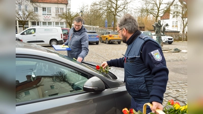 Rosen wurden am Valentinstag an „Richtigparker” in der Marktgemeinde Kirchseeon verteilt. (Foto: Markt Kirchseeon)